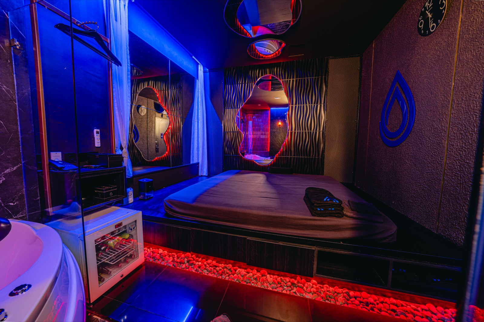 Private room Deep Spa Kelapa Gading dengan tempat tidur spa dan area berendam