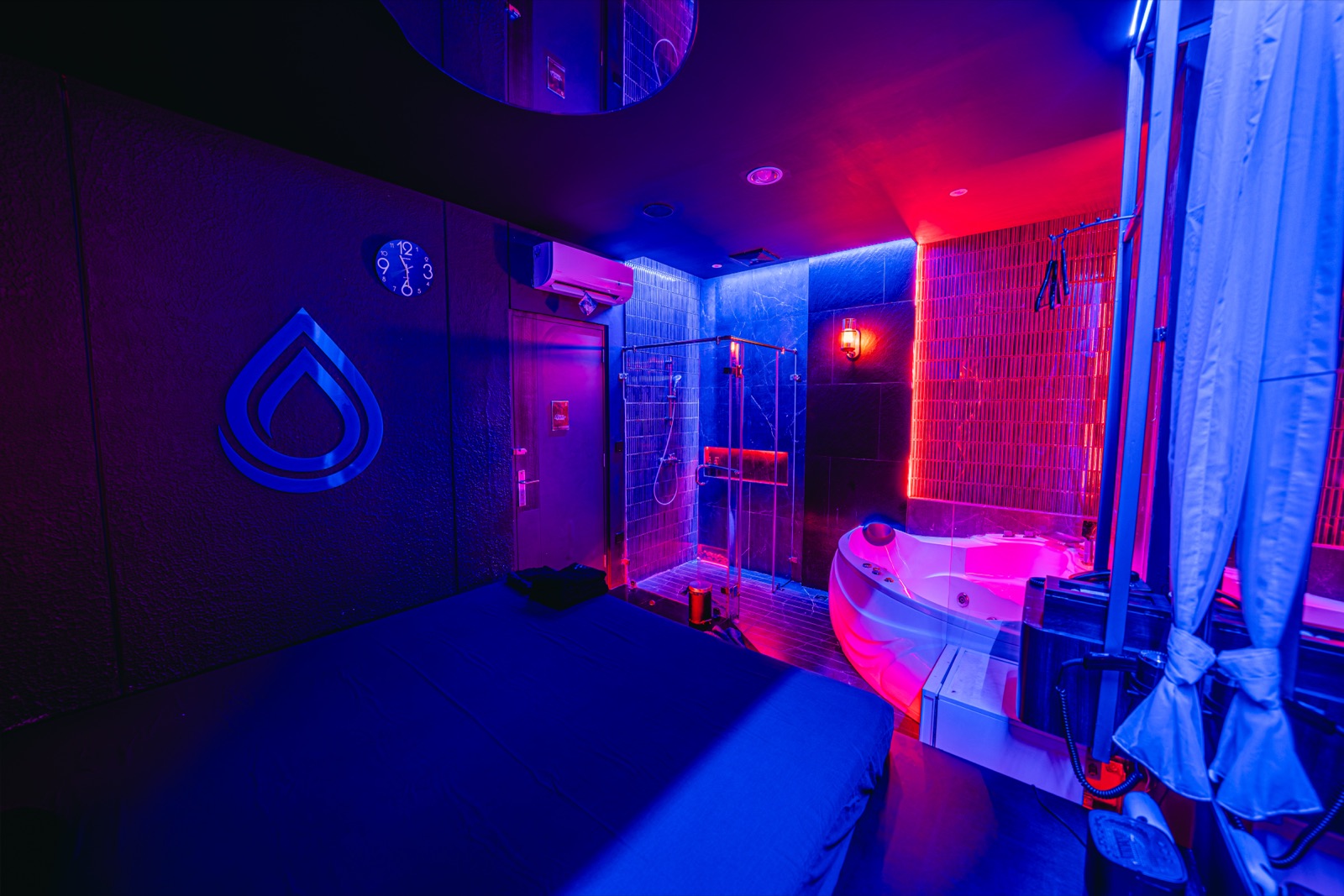 Private room Deep Spa Kelapa Gading dengan jacuzzi dan shower di dalam ruangan