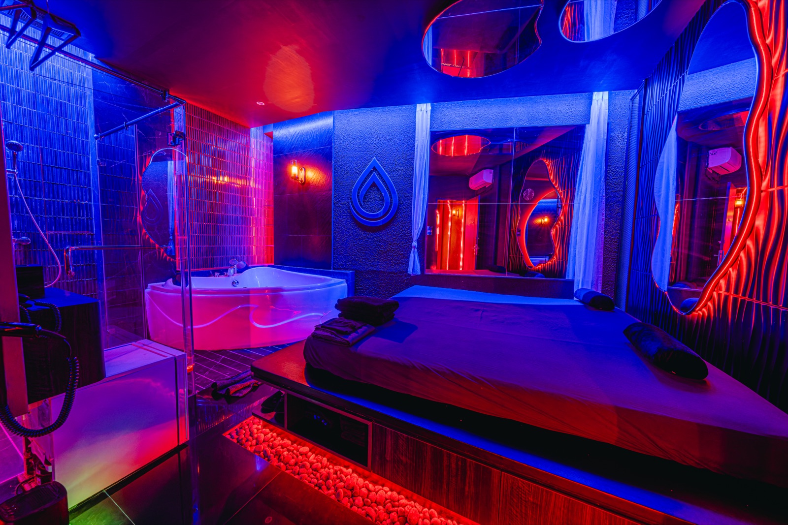 Ruangan luas Deep Spa Kelapa Gading dengan jacuzzi dan shower privat