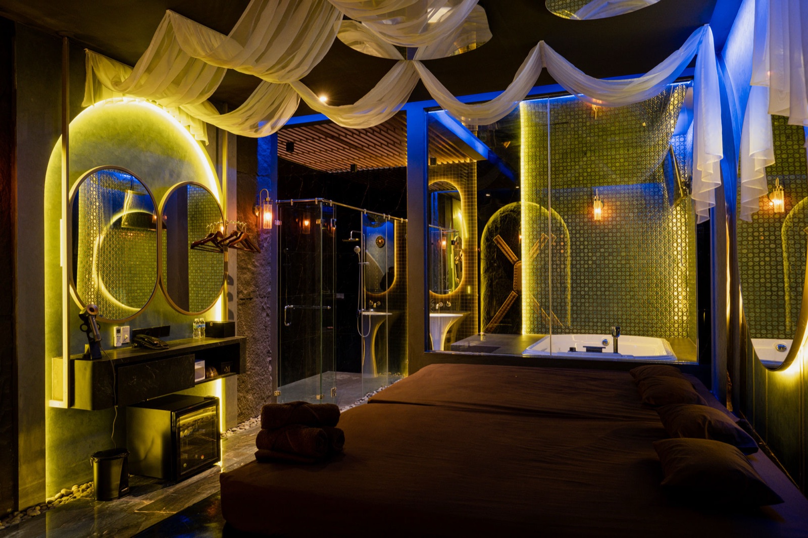 Ruangan La Maroca Spa Jakarta Selatan dengan jacuzzi dan shower privat